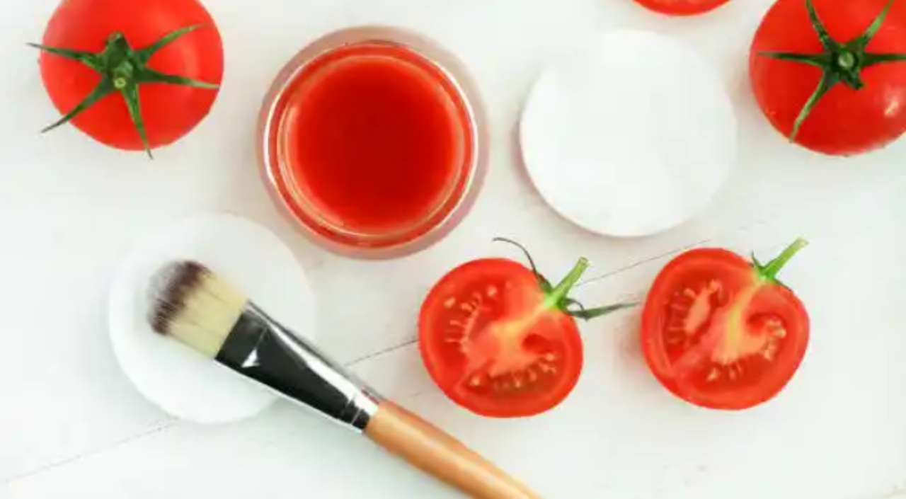 Tomato mask to remove pimples and skin blemishes