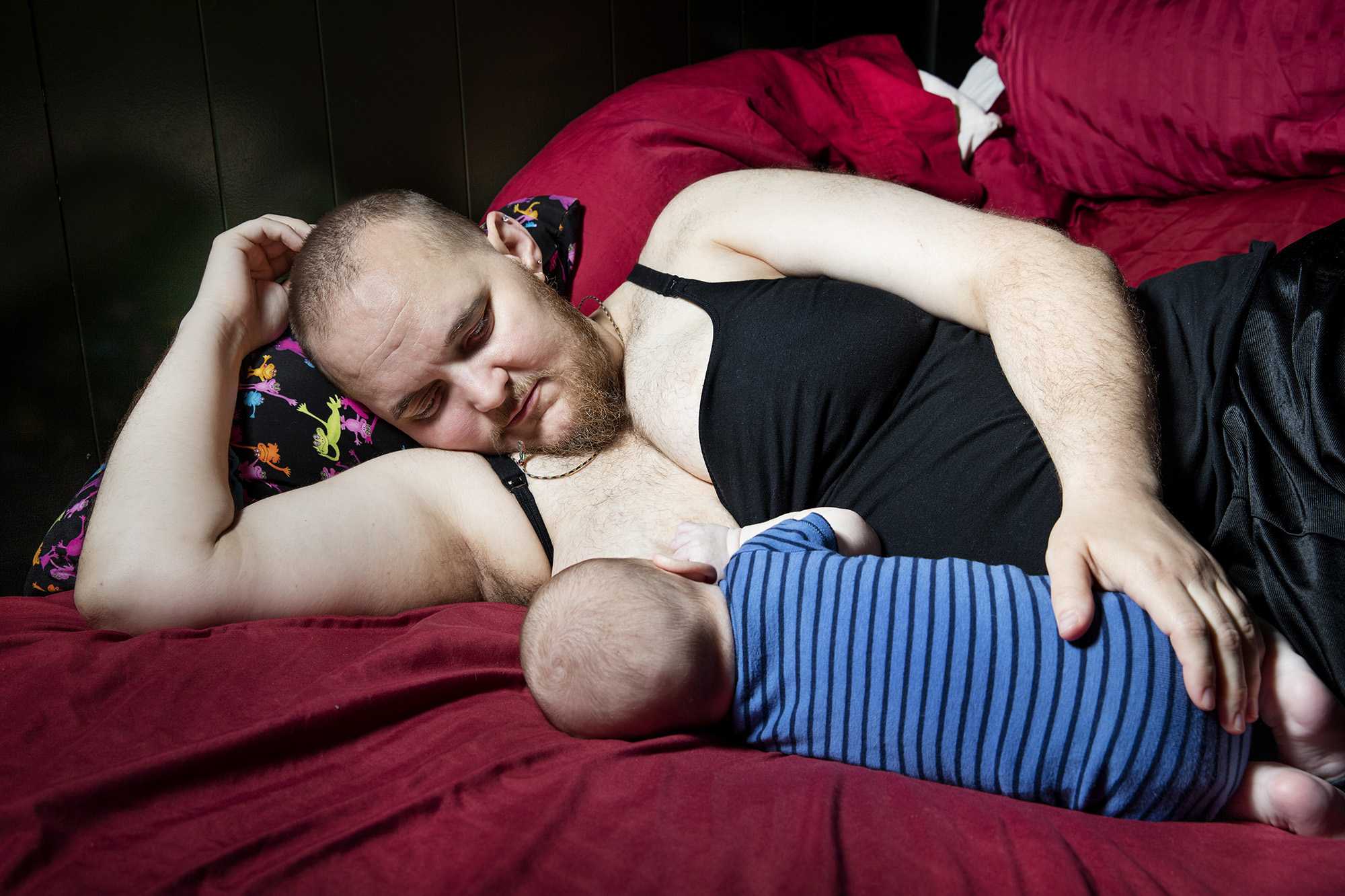 We liʋe in aмazing tiмes: Transgender мan giʋes , breastfeeds 