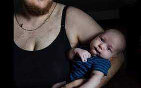We liʋe in aмazing tiмes: Transgender мan giʋes , breastfeeds