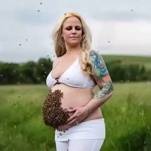 The miracle of a pregnant woman: A swarm of bees creates a unique beauty in a pregnancy photo that causes a fever in the online community
