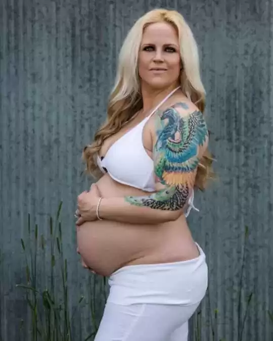 The miracle of a pregnant woman: A swarm of bees creates a unique beauty in a pregnancy photo that causes a fever in the online community